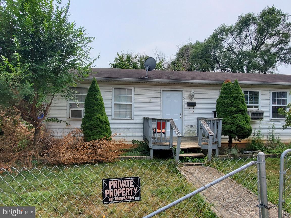 211 Laurel St Property Photo 2