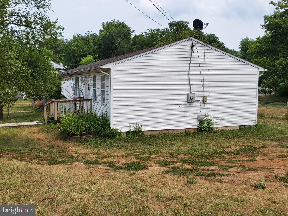 211 Laurel St Property Photo 4