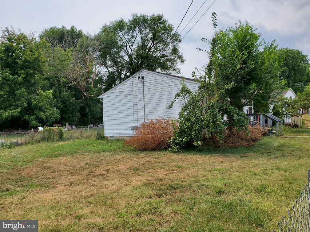 211 Laurel St Property Photo 5