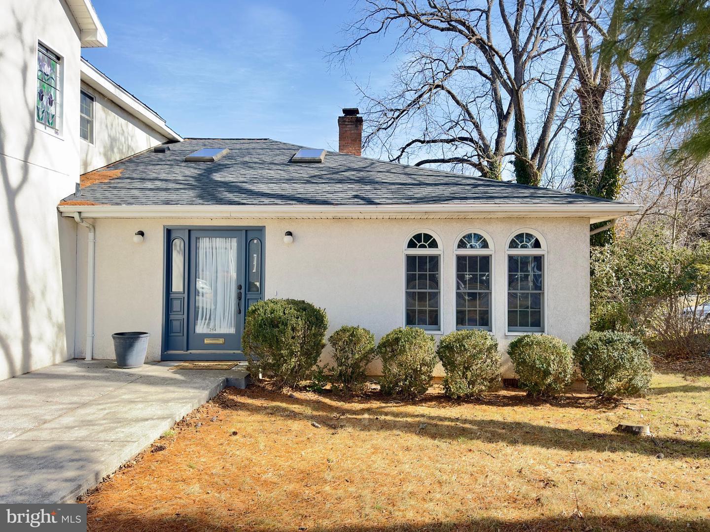 214 S Royal Ave Property Photo 4