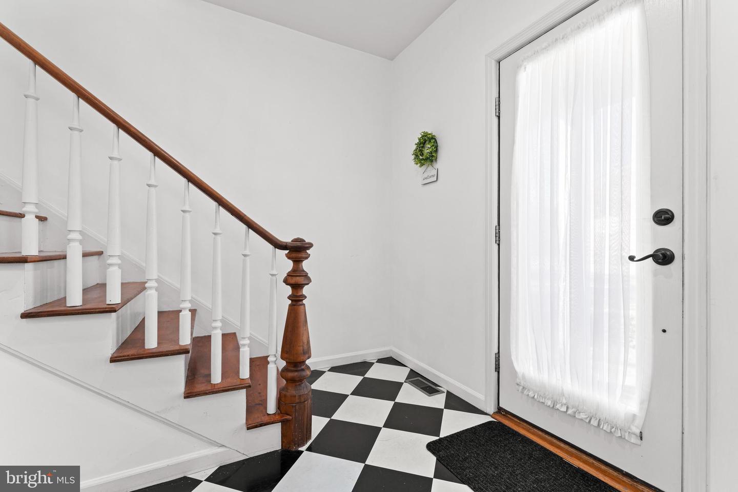 214 S Royal Ave Property Photo 5