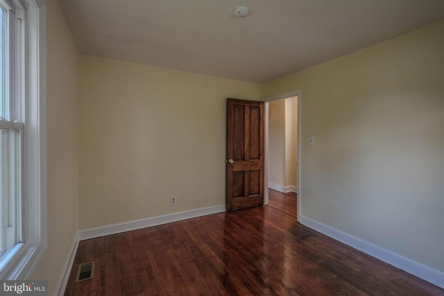 132 W 12th St Property Photo 10