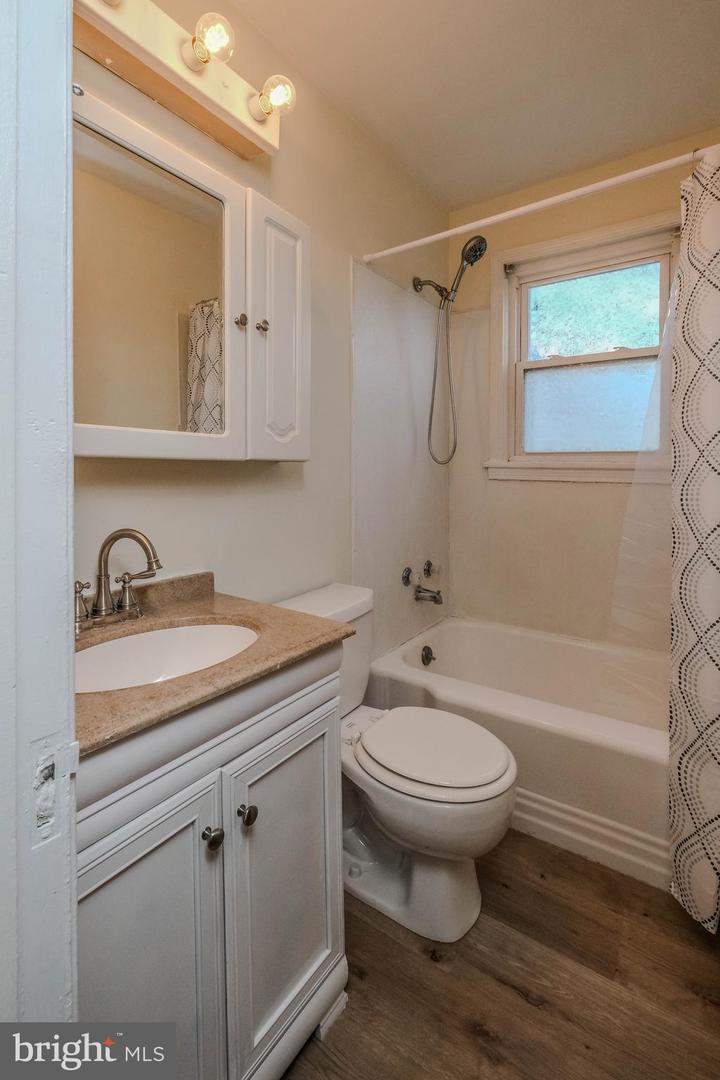 132 W 12th St Property Photo 13