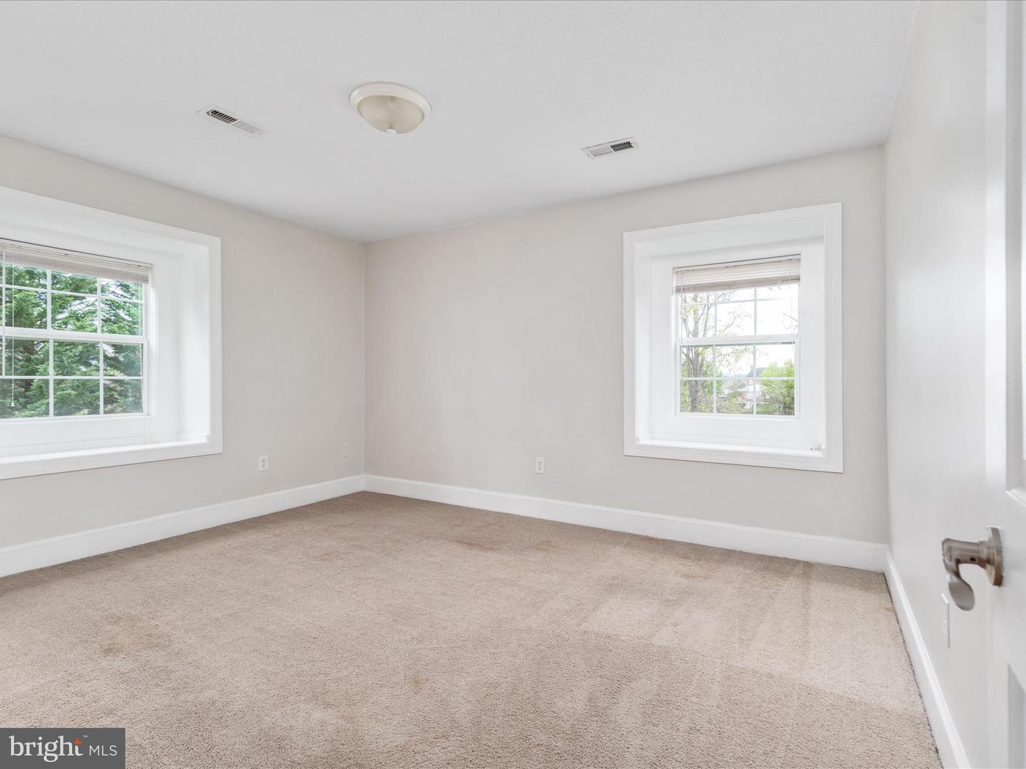 420 Luray Ave Property Photo 32