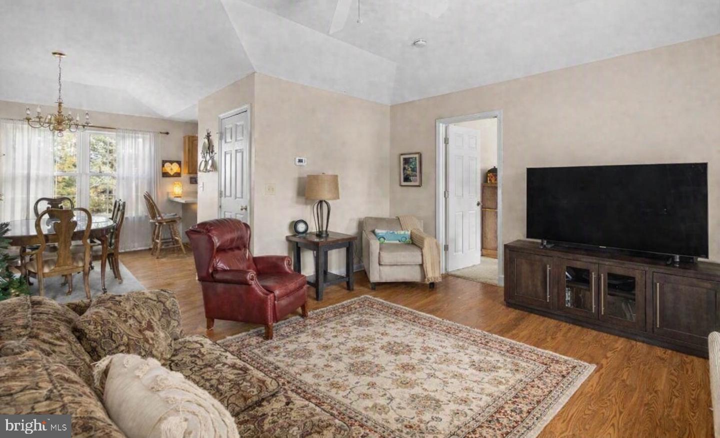 1076 Stuart Dr Property Photo 4