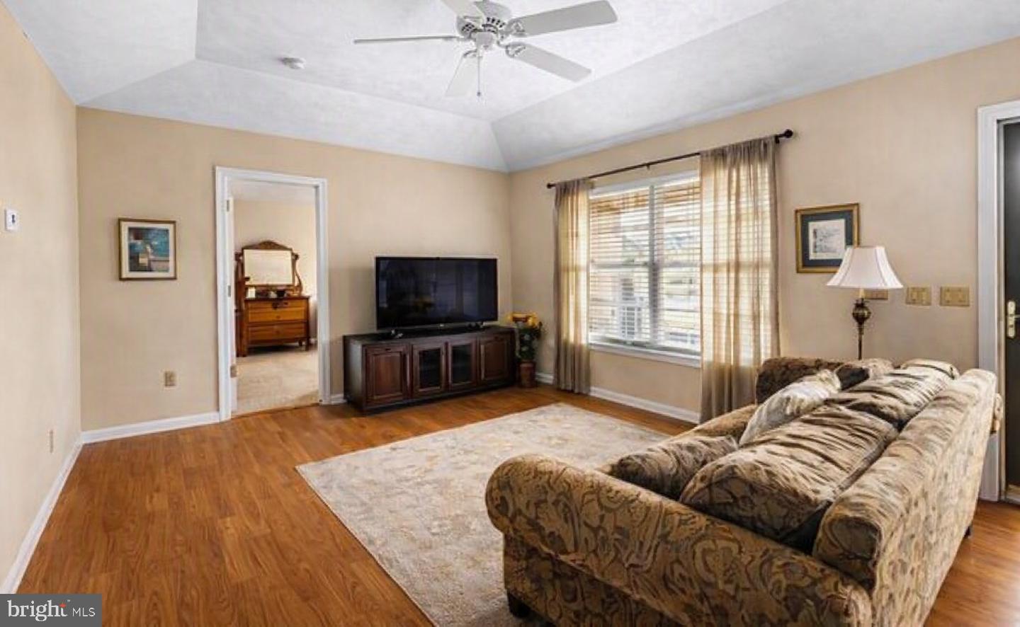 1076 Stuart Dr Property Photo 5
