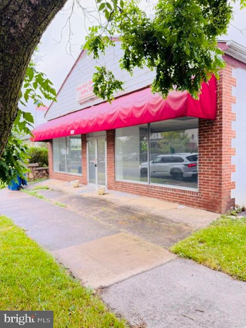 327 N Royal Ave Property Photo 1