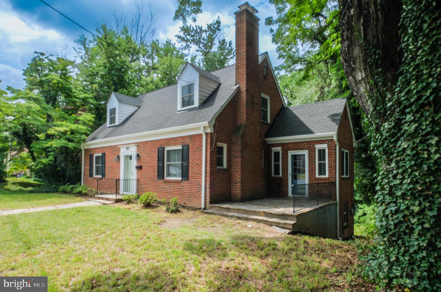 208 SALEM AVE
