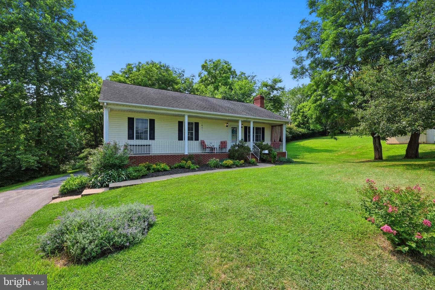 573 Lewis St Property Photo 4