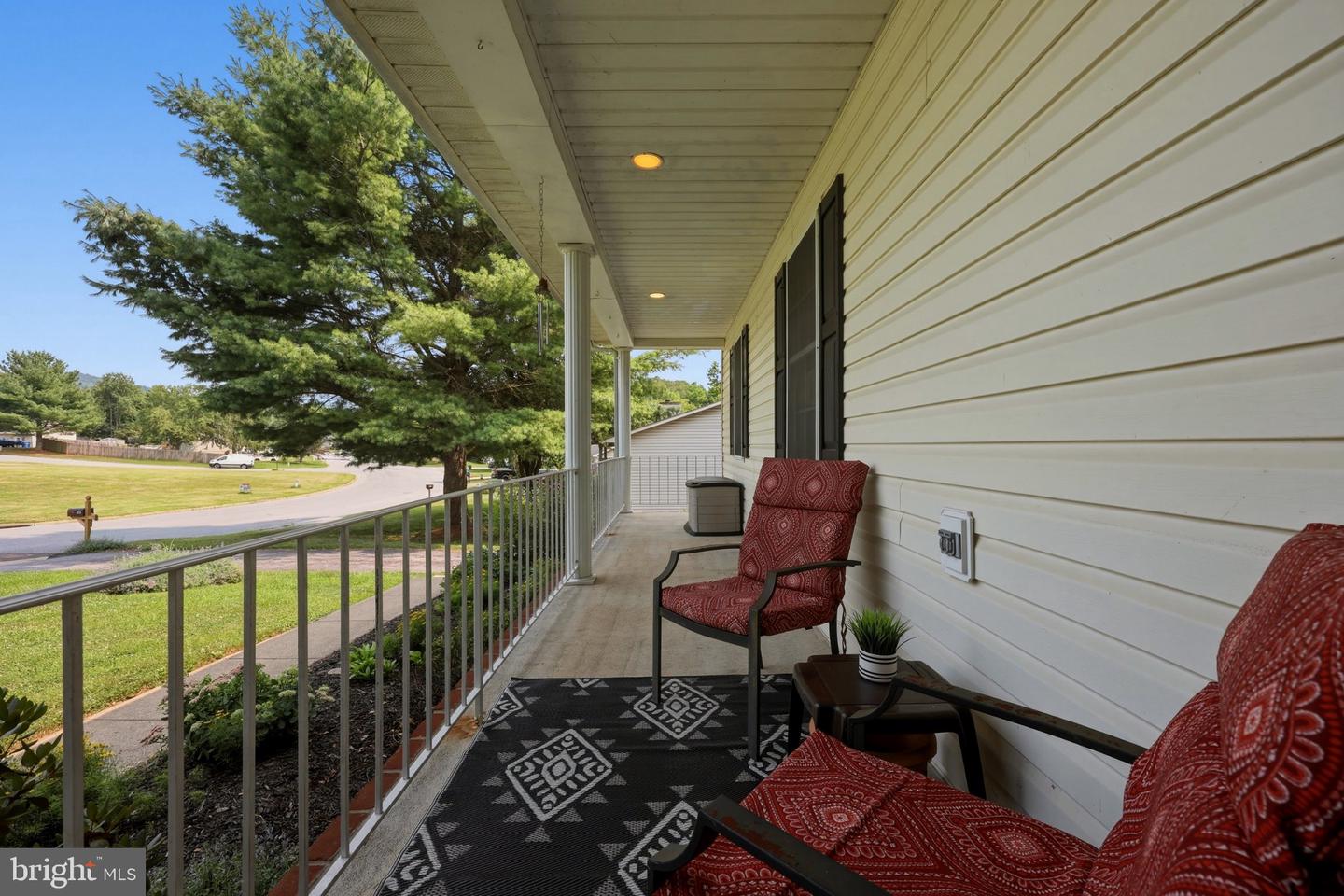 573 Lewis St Property Photo 6