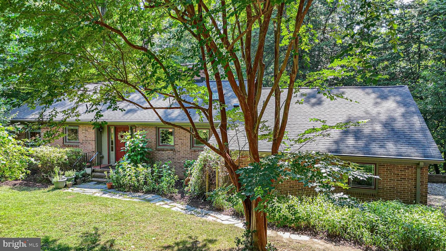 247 E Queens Dr Property Photo 1