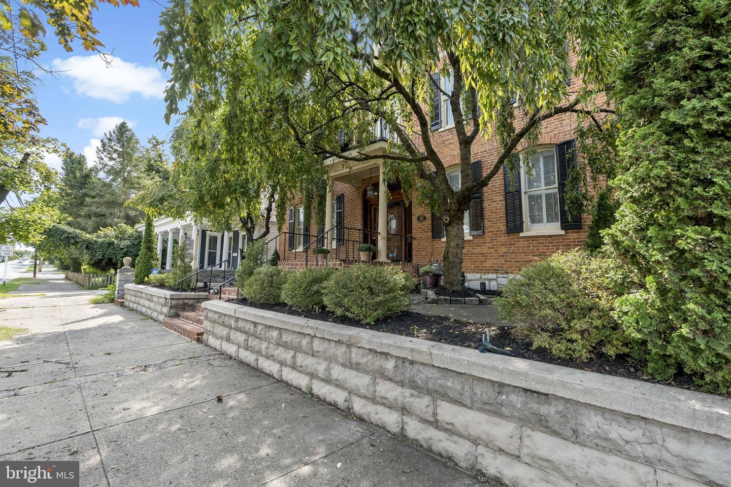 409 S Queen St Property Photo 2