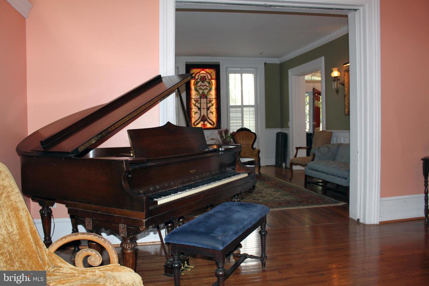 409 S Queen St Property Photo 16