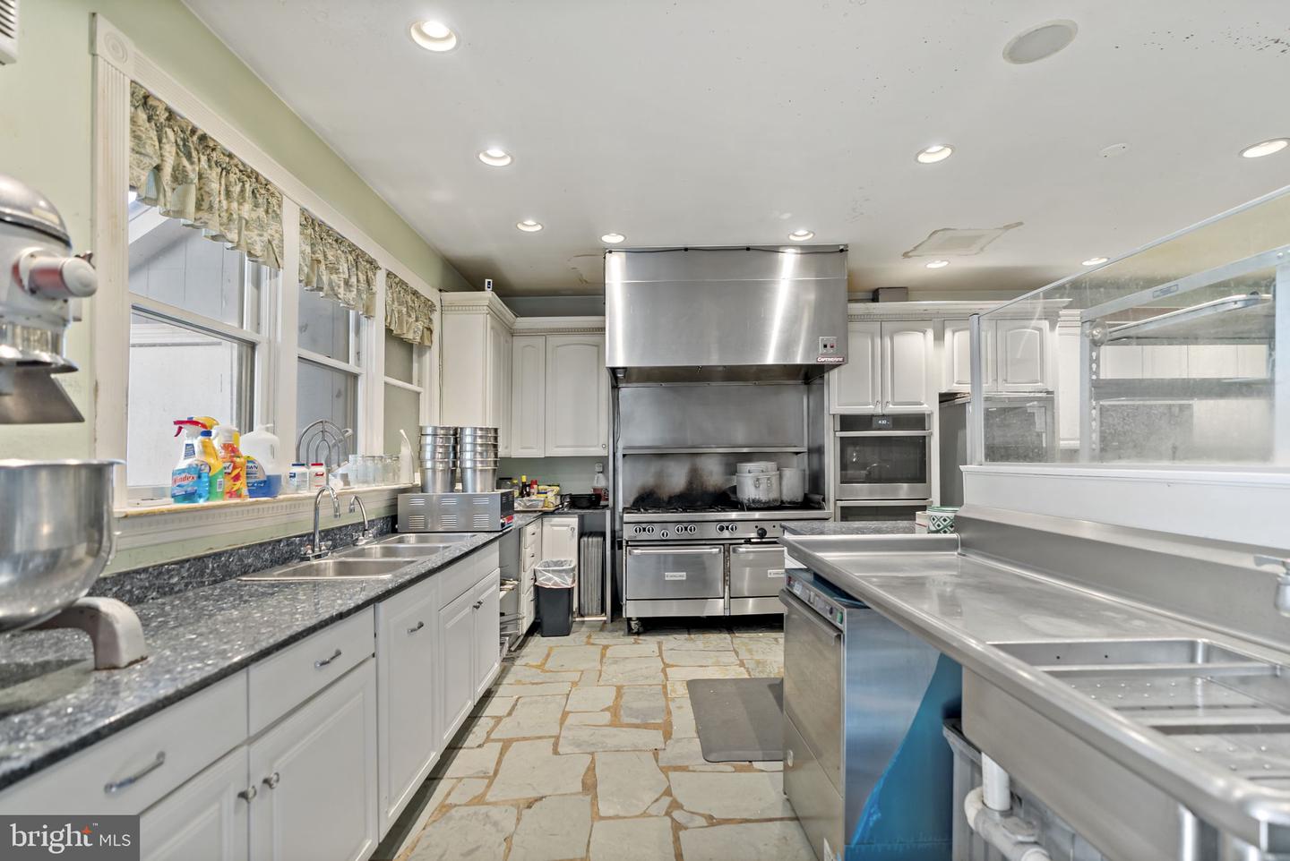 409 S Queen St Property Photo 43