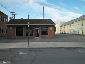 101 S Queen St Property Photo 5