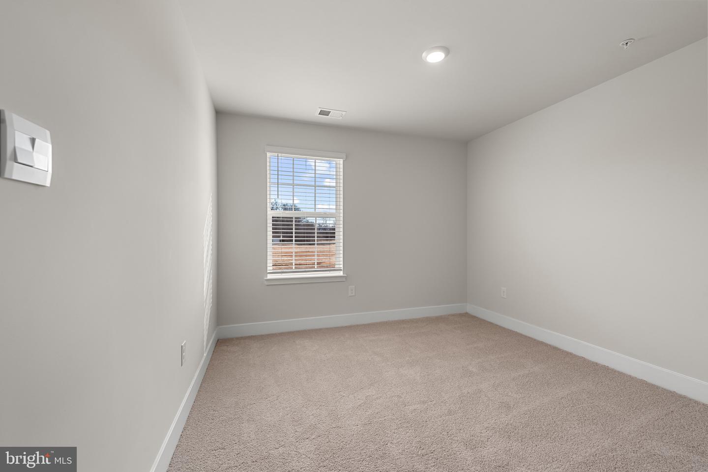 290 Peking Ln Property Photo 4