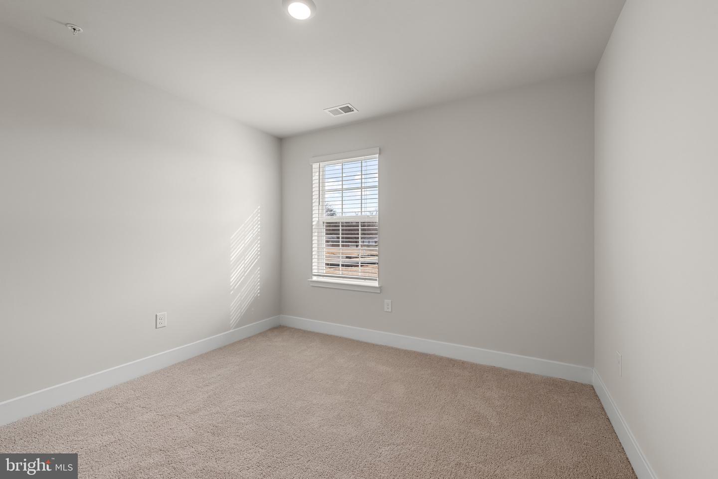 290 Peking Ln Property Photo 6