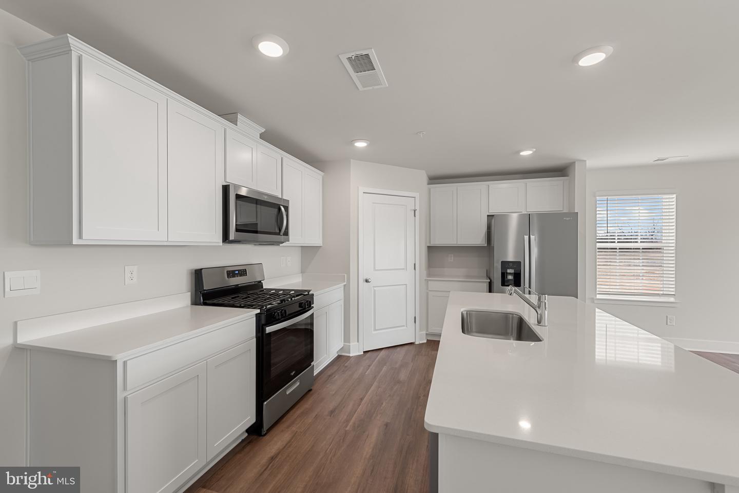 290 Peking Ln Property Photo 12