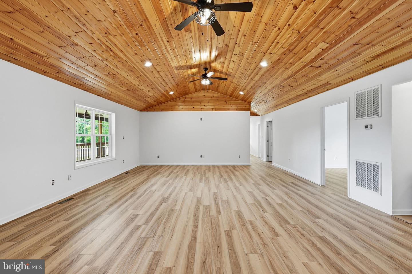 8757 Hedgesville Rd Property Photo 15
