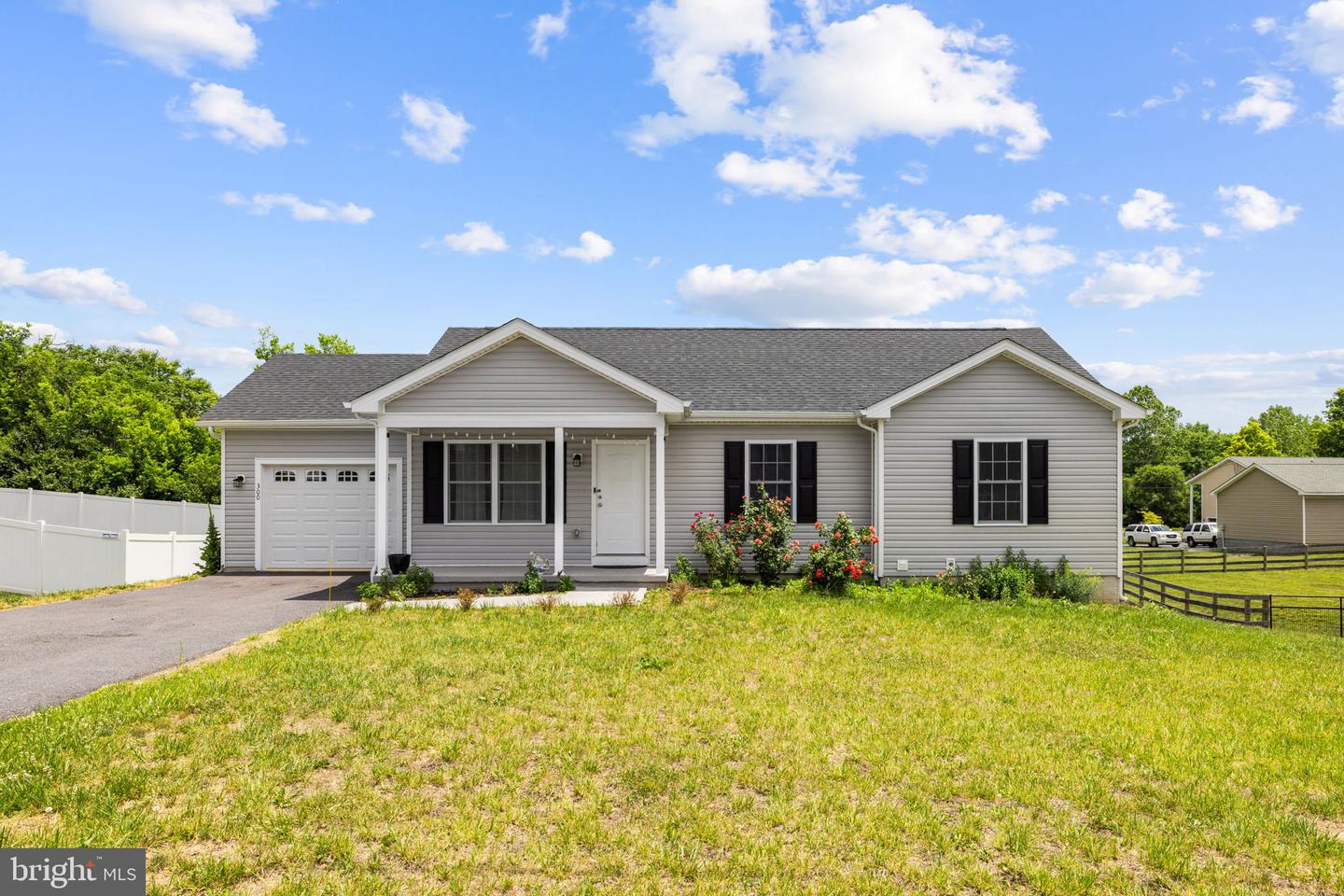 300 Hannah Ln Property Photo 1