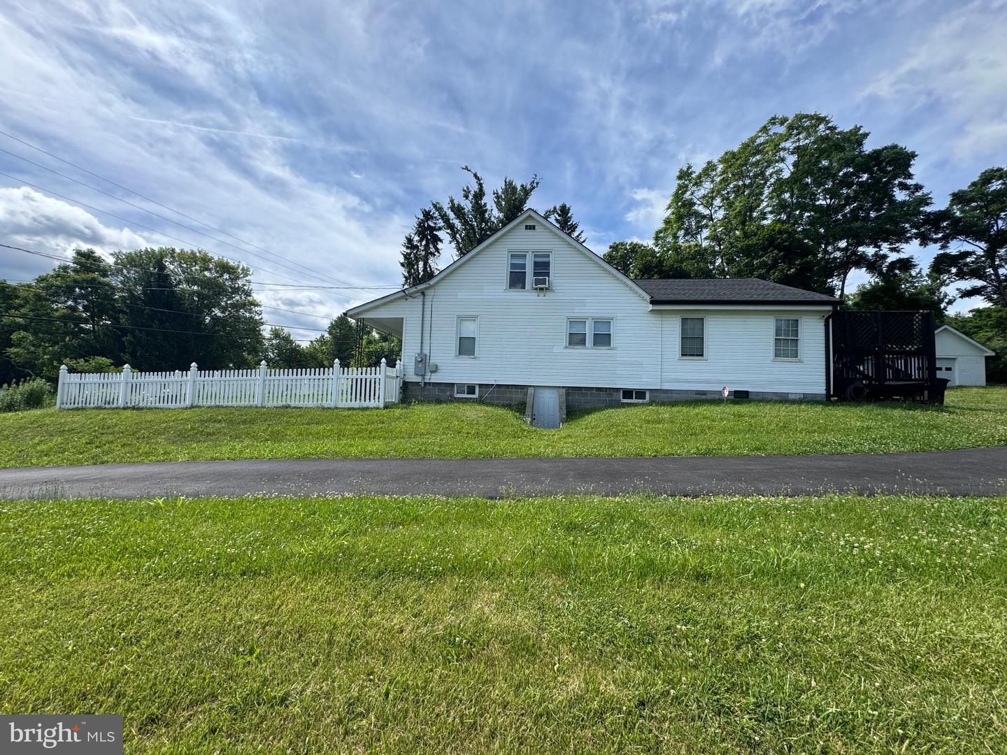 7865 Hedgesville Rd Property Photo 2