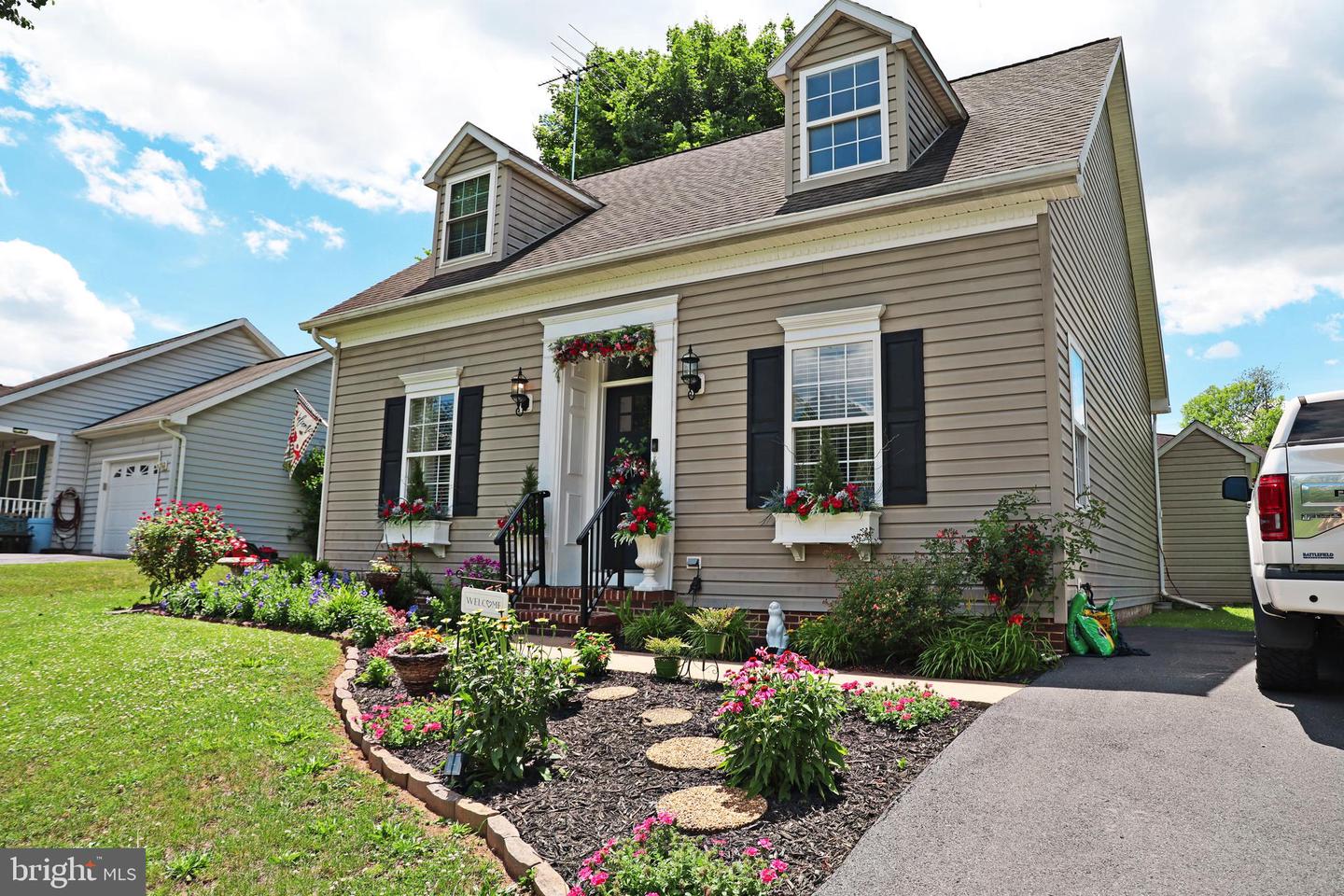 211 SENTRY LN