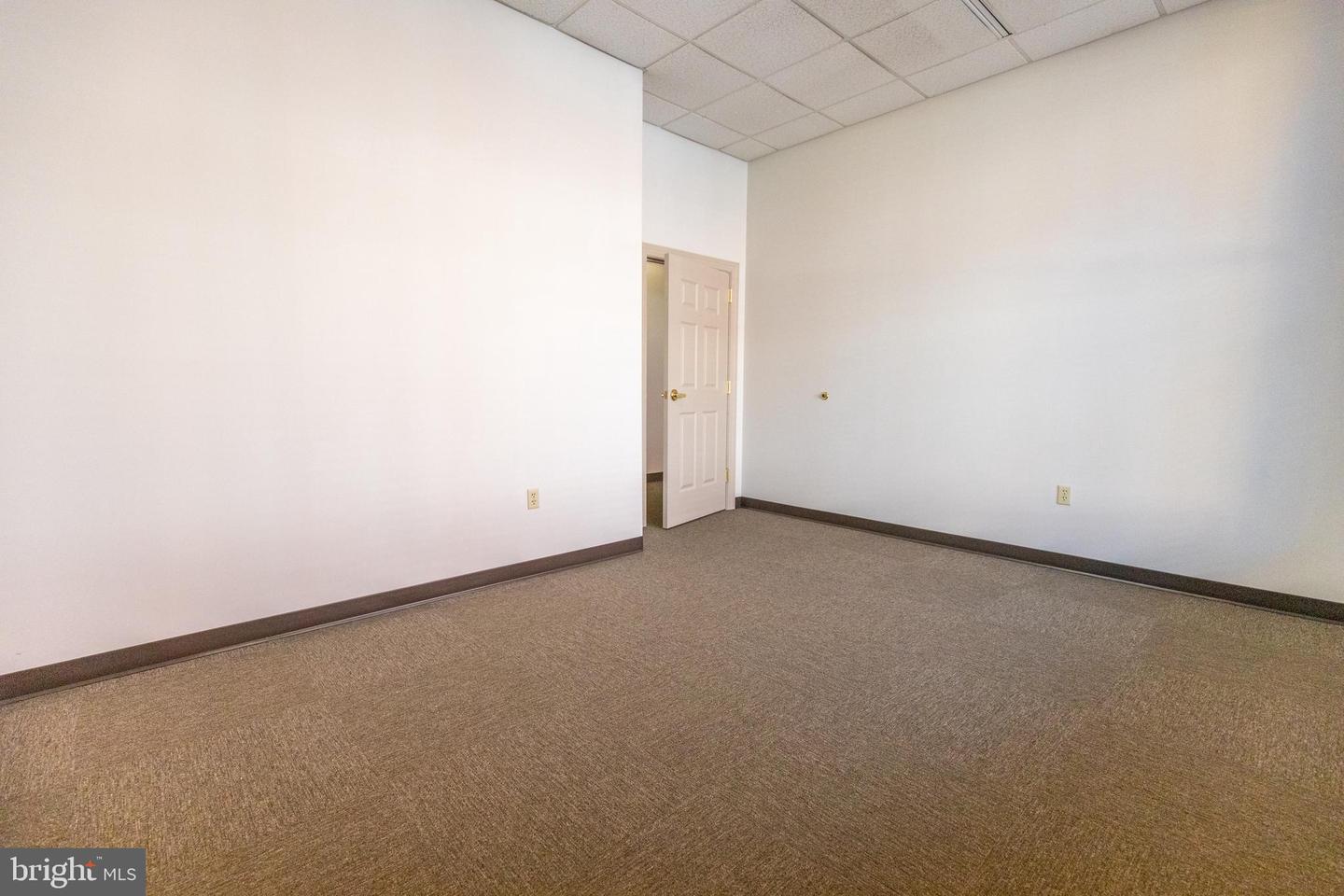 101 S Queen St #103 Property Photo 2