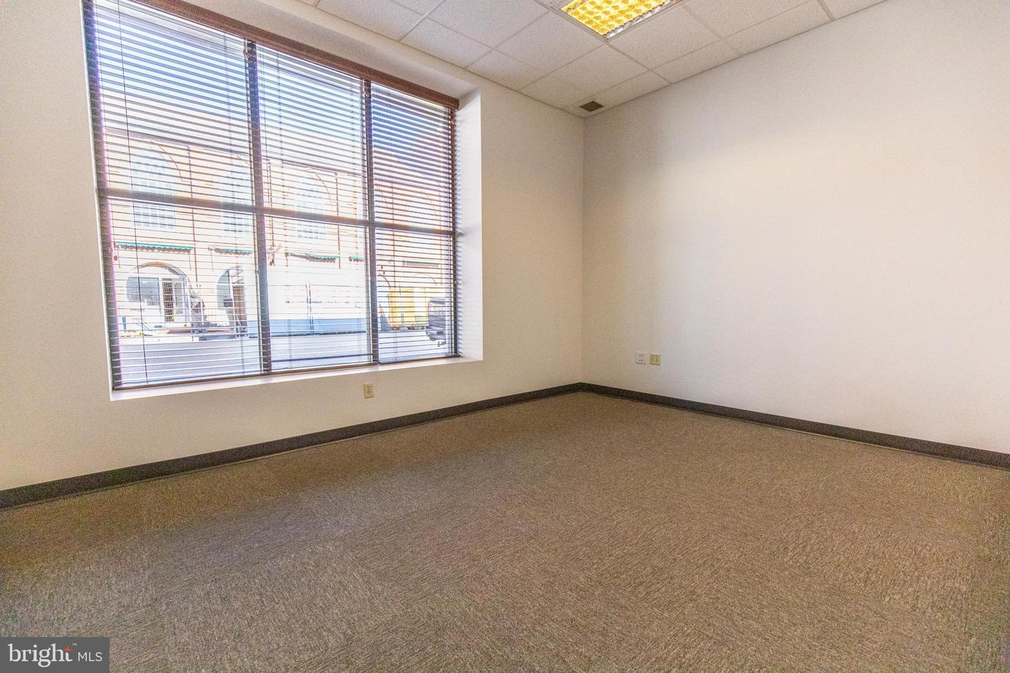 101 S Queen St #103 Property Photo 3