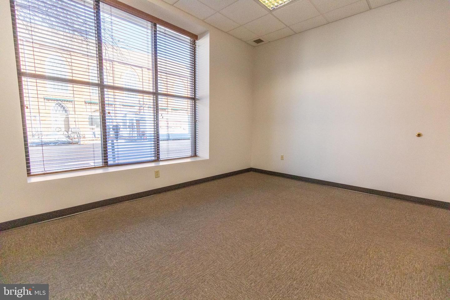 101 S Queen St #105 Property Photo 4