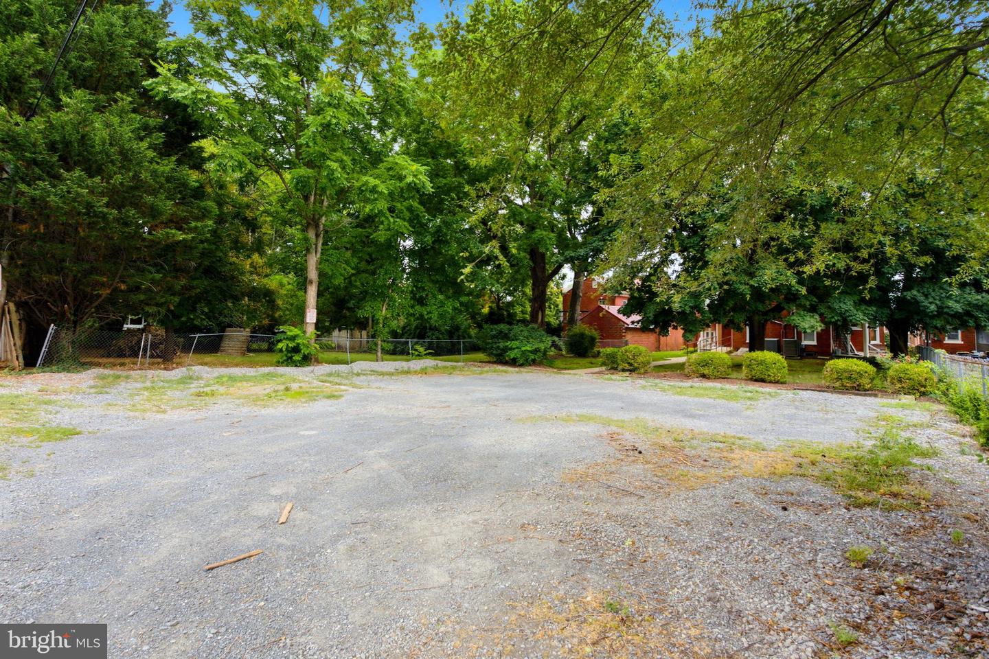 310 W Burke St Property Photo 8