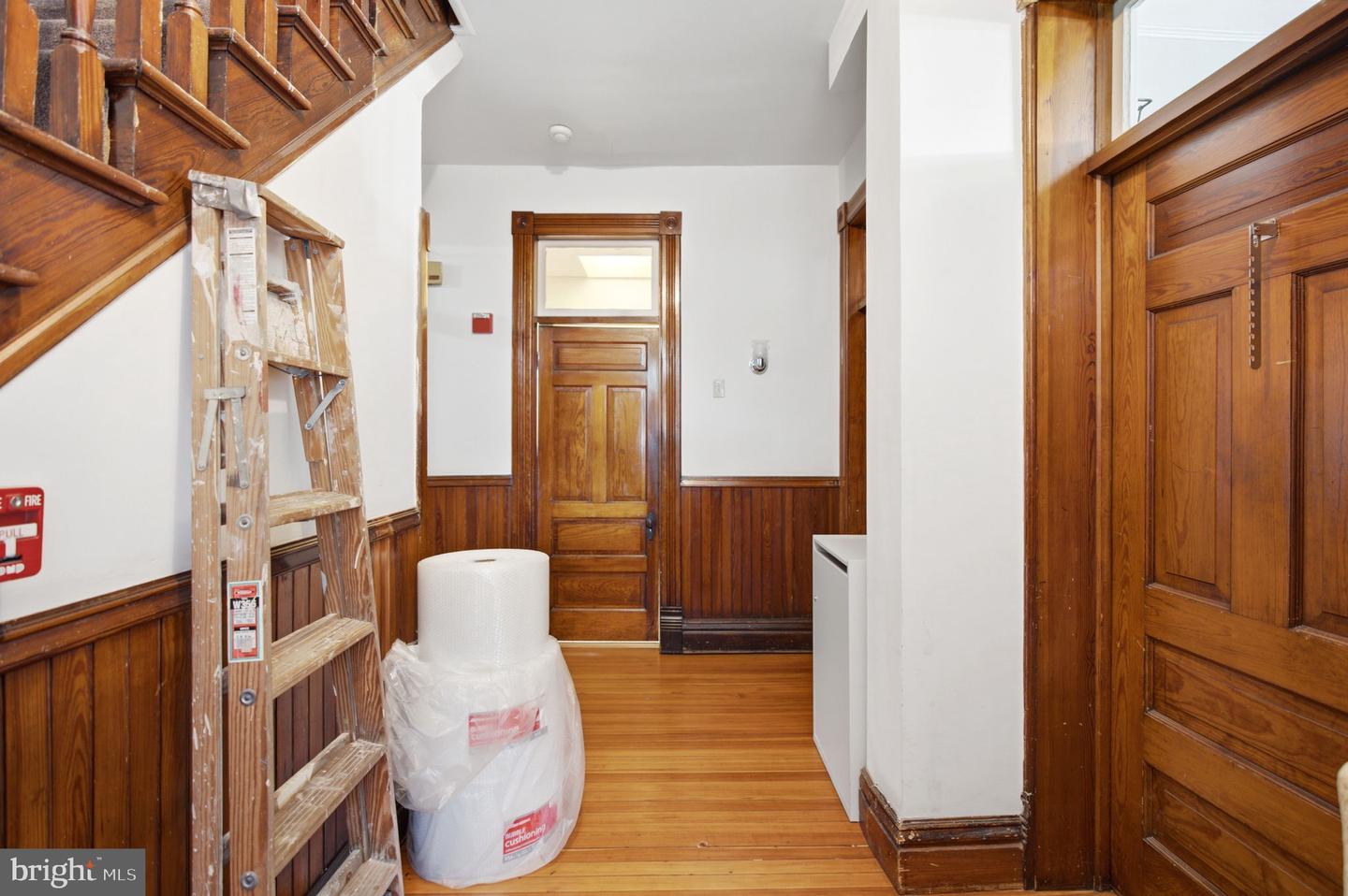 310 W Burke St Property Photo 9
