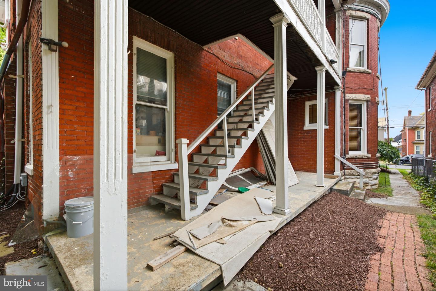 310 W Burke St Property Photo 41