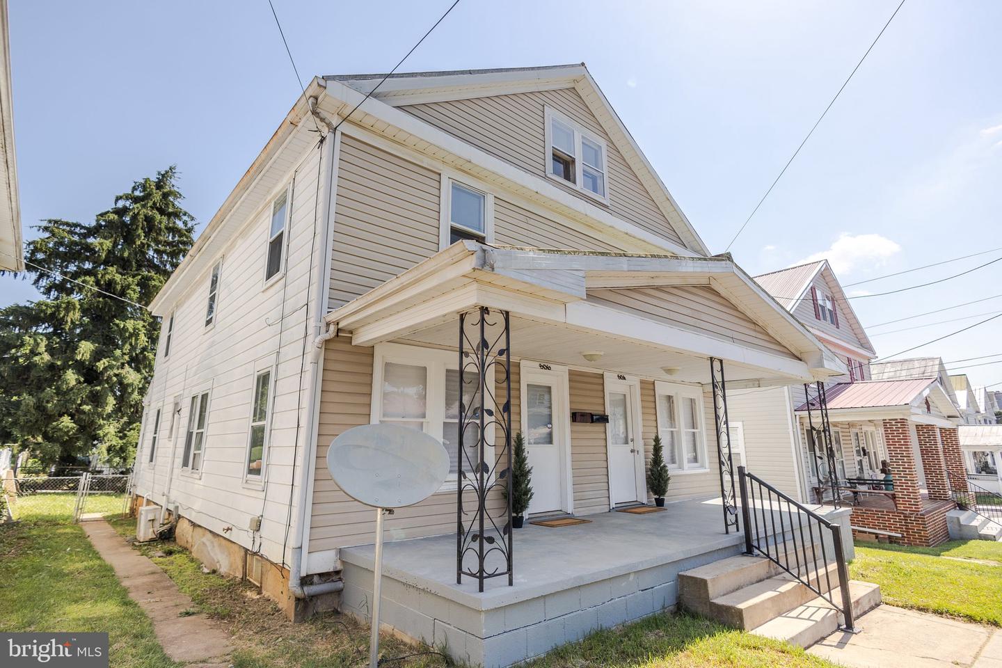 806 JOHN ST W Property Photo 1