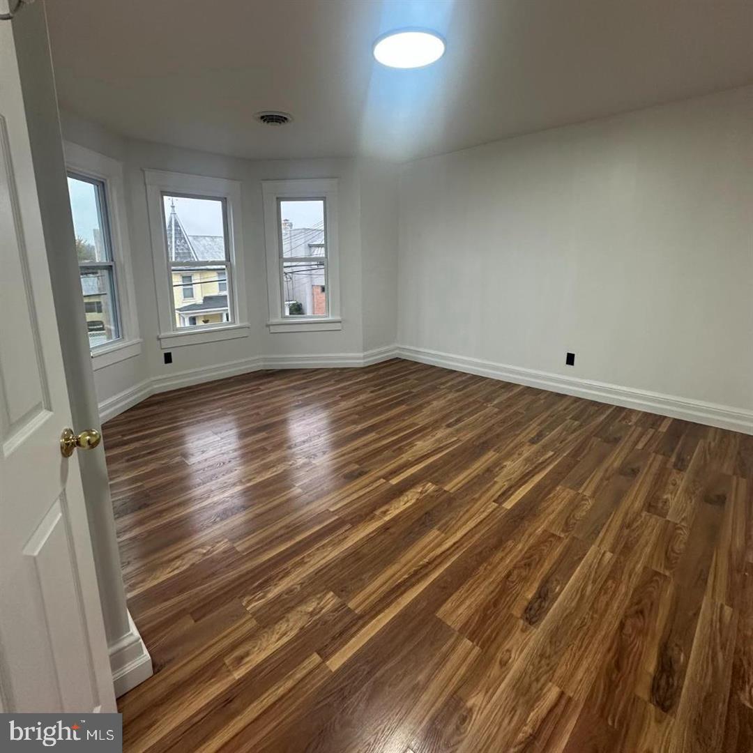 633 N Queen St Property Photo 6