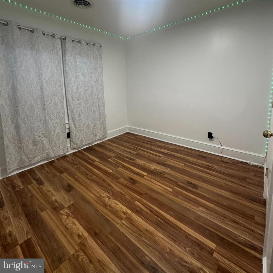 633 N Queen St Property Photo 7
