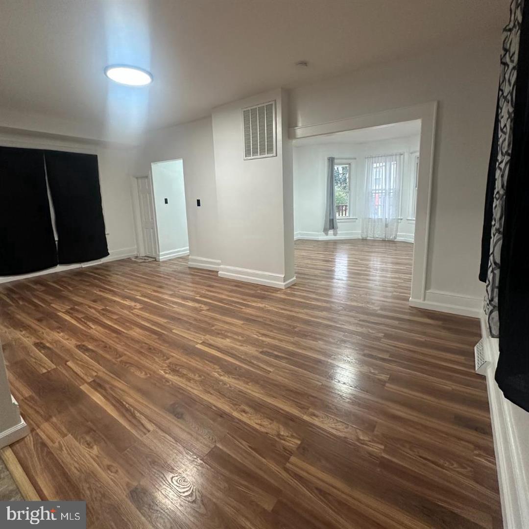 633 N Queen St Property Photo 8