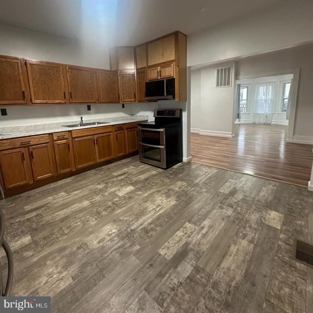 633 N Queen St Property Photo 11