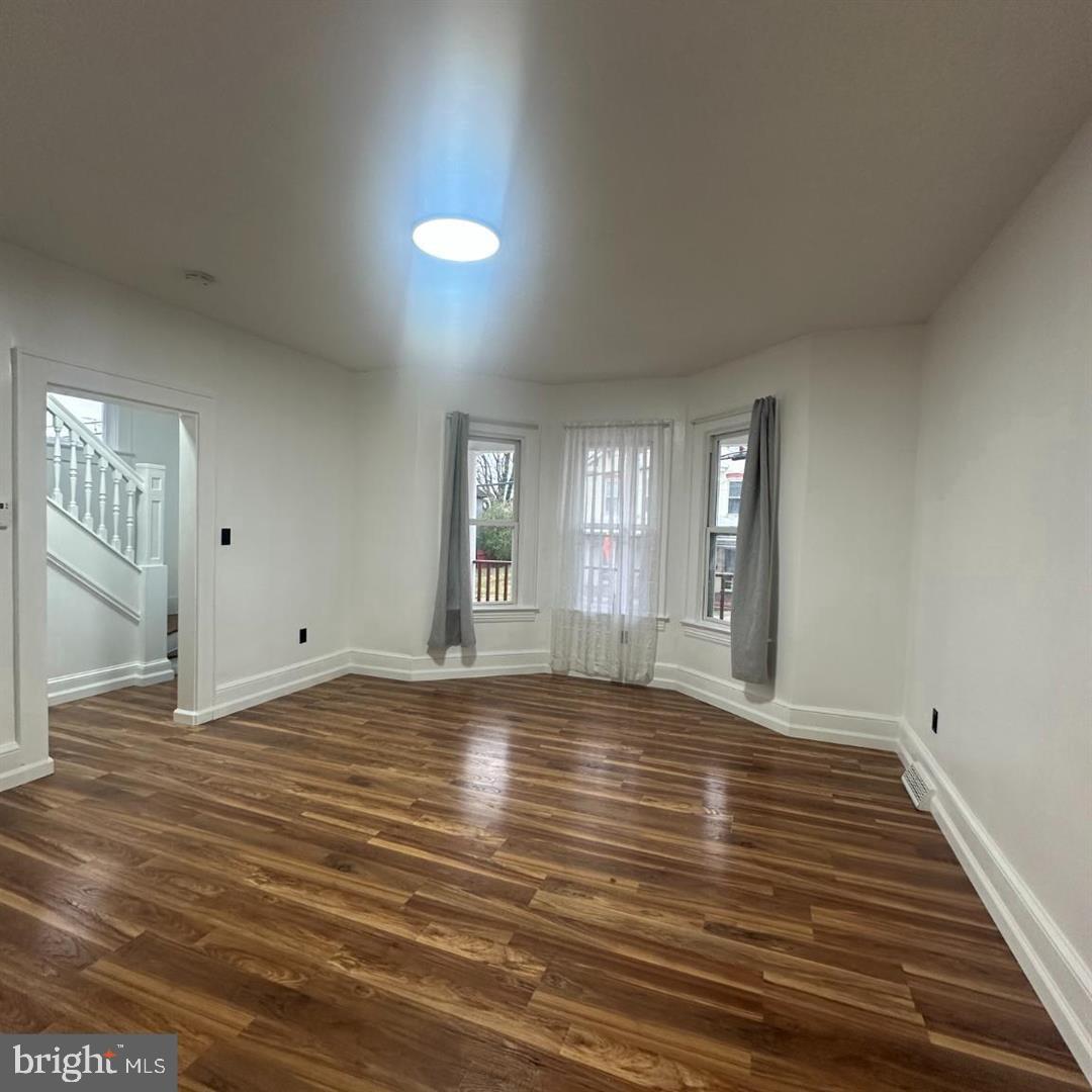 633 N Queen St Property Photo 14