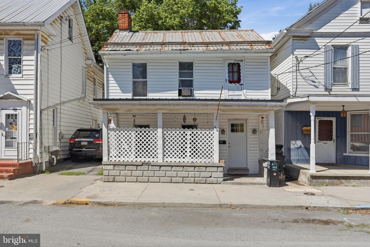 416 W JOHN ST Property Photo 1