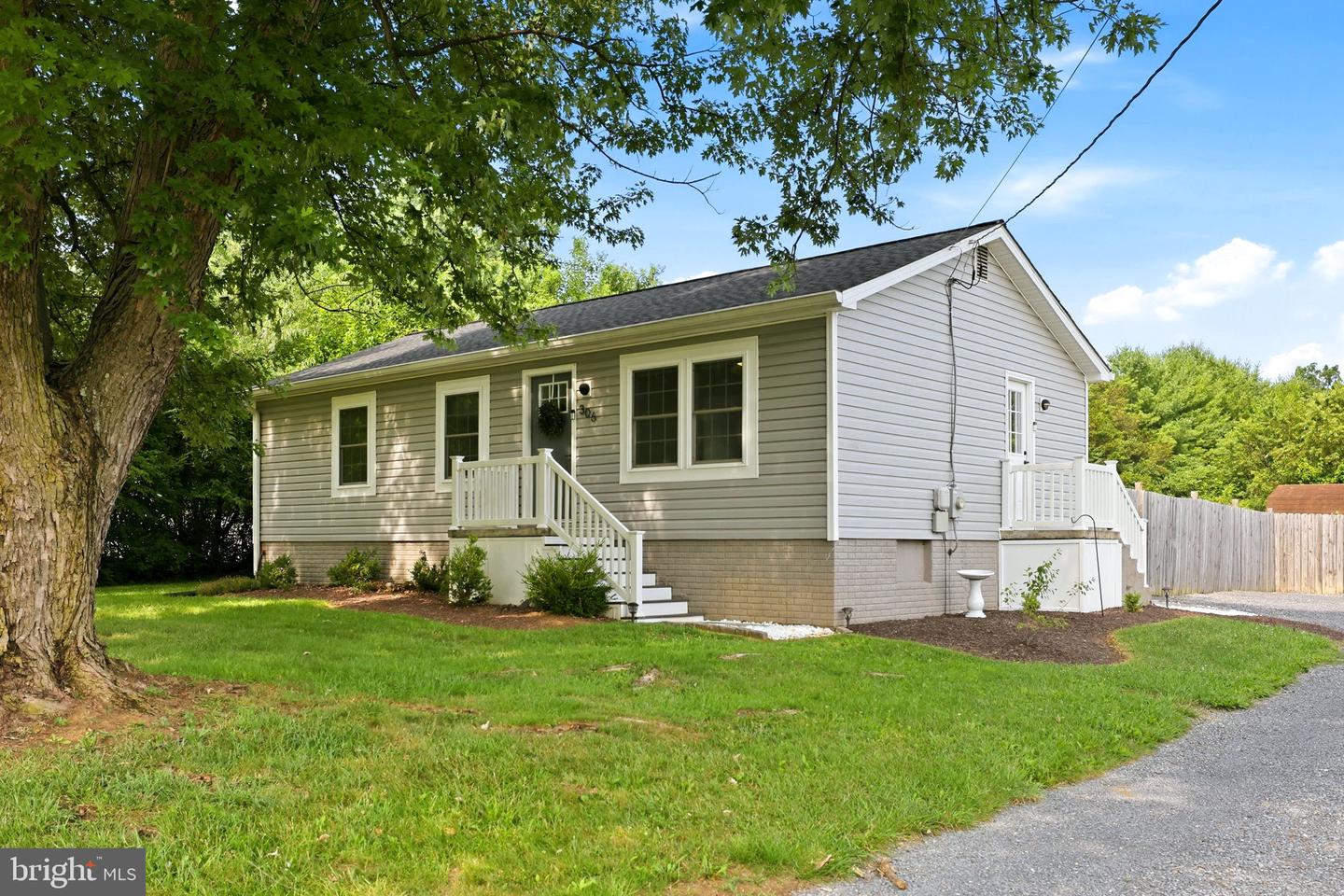 306 Fegan Rd Property Photo 3