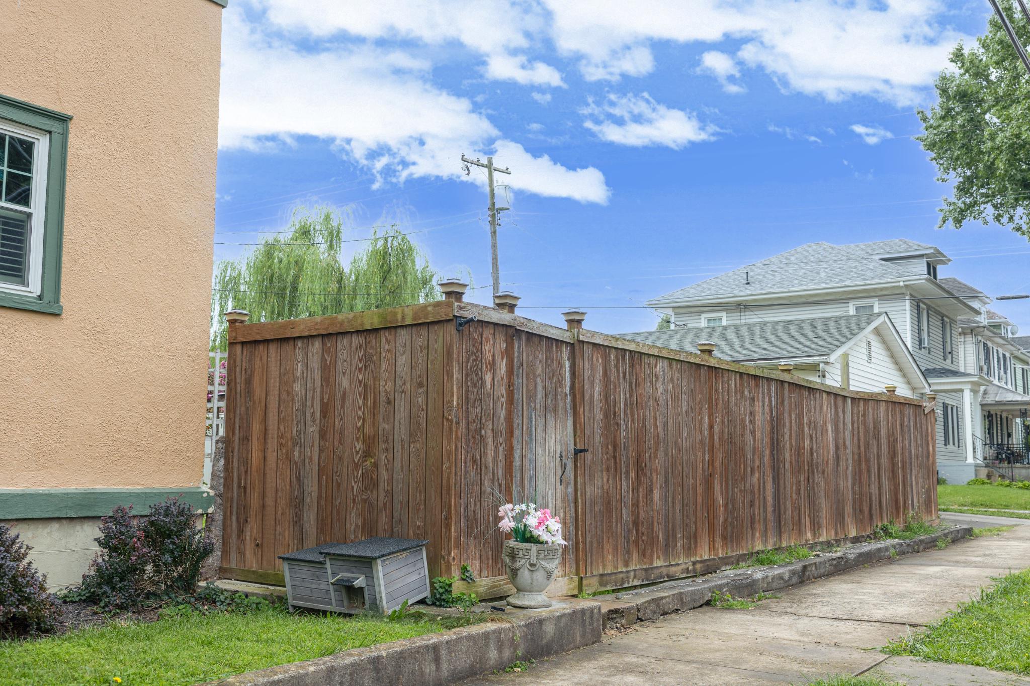 1025 W King St Property Photo 5