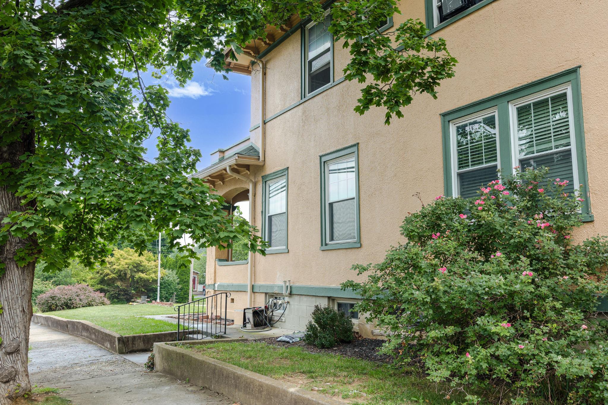 1025 W King St Property Photo 8
