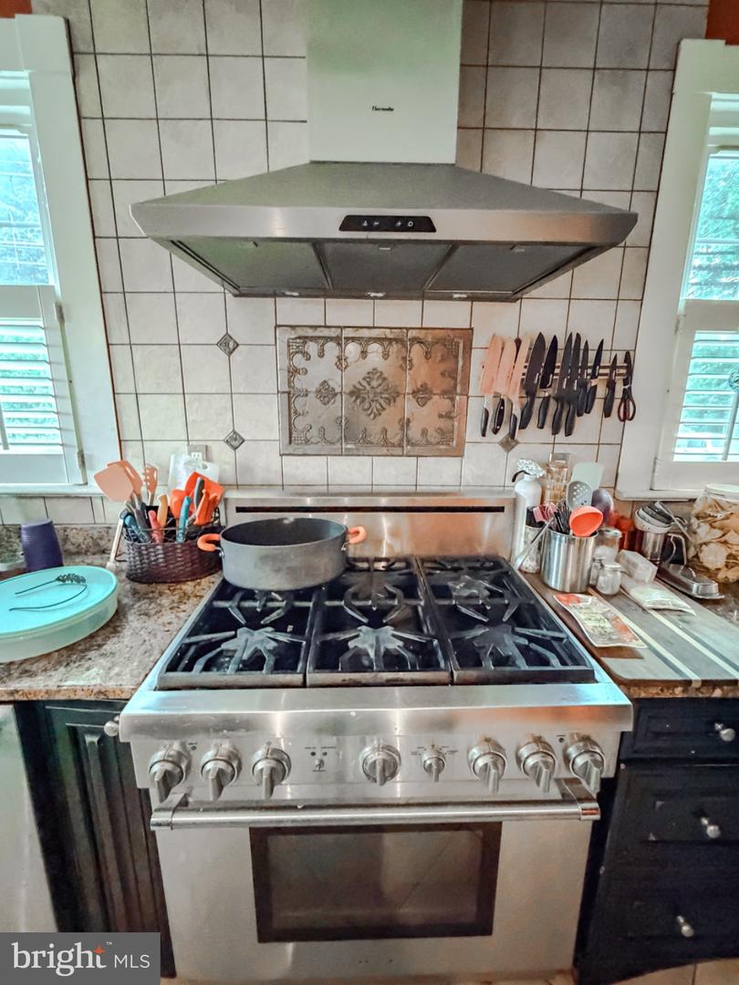 1025 W King St Property Photo 15