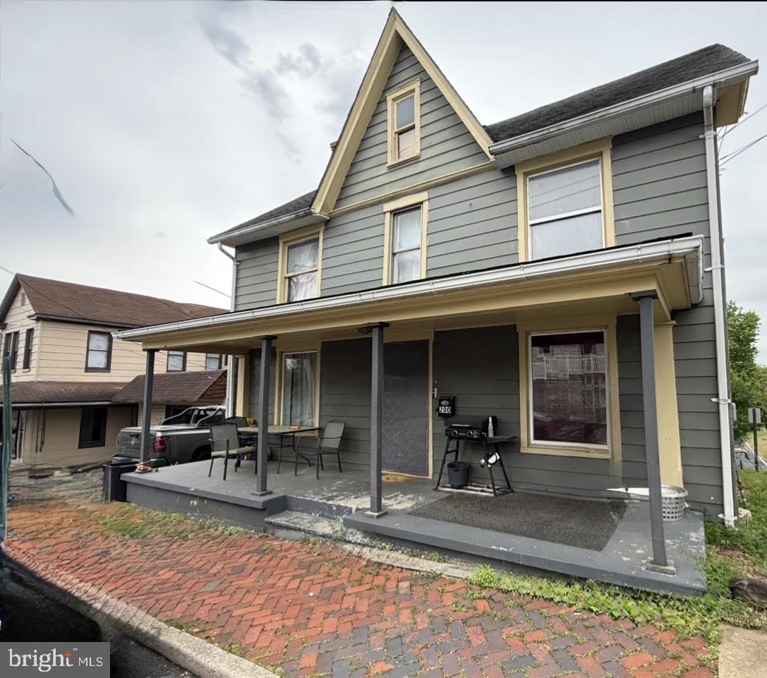 200 E John St Property Photo 1