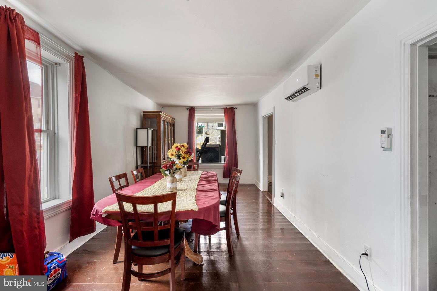200 E John St Property Photo 5