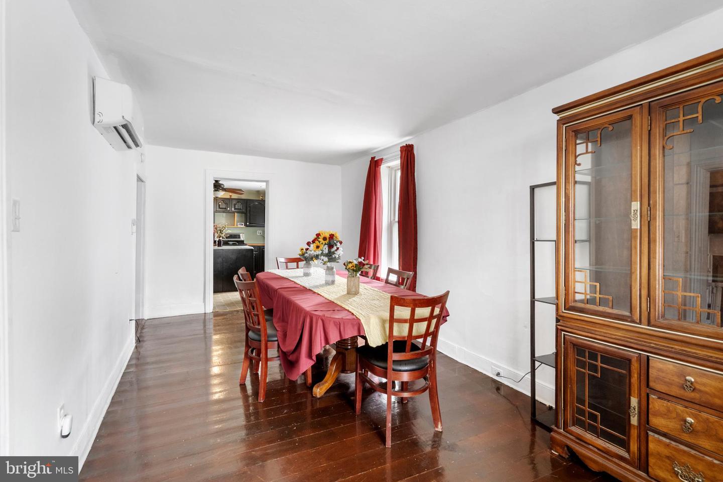 200 E John St Property Photo 6