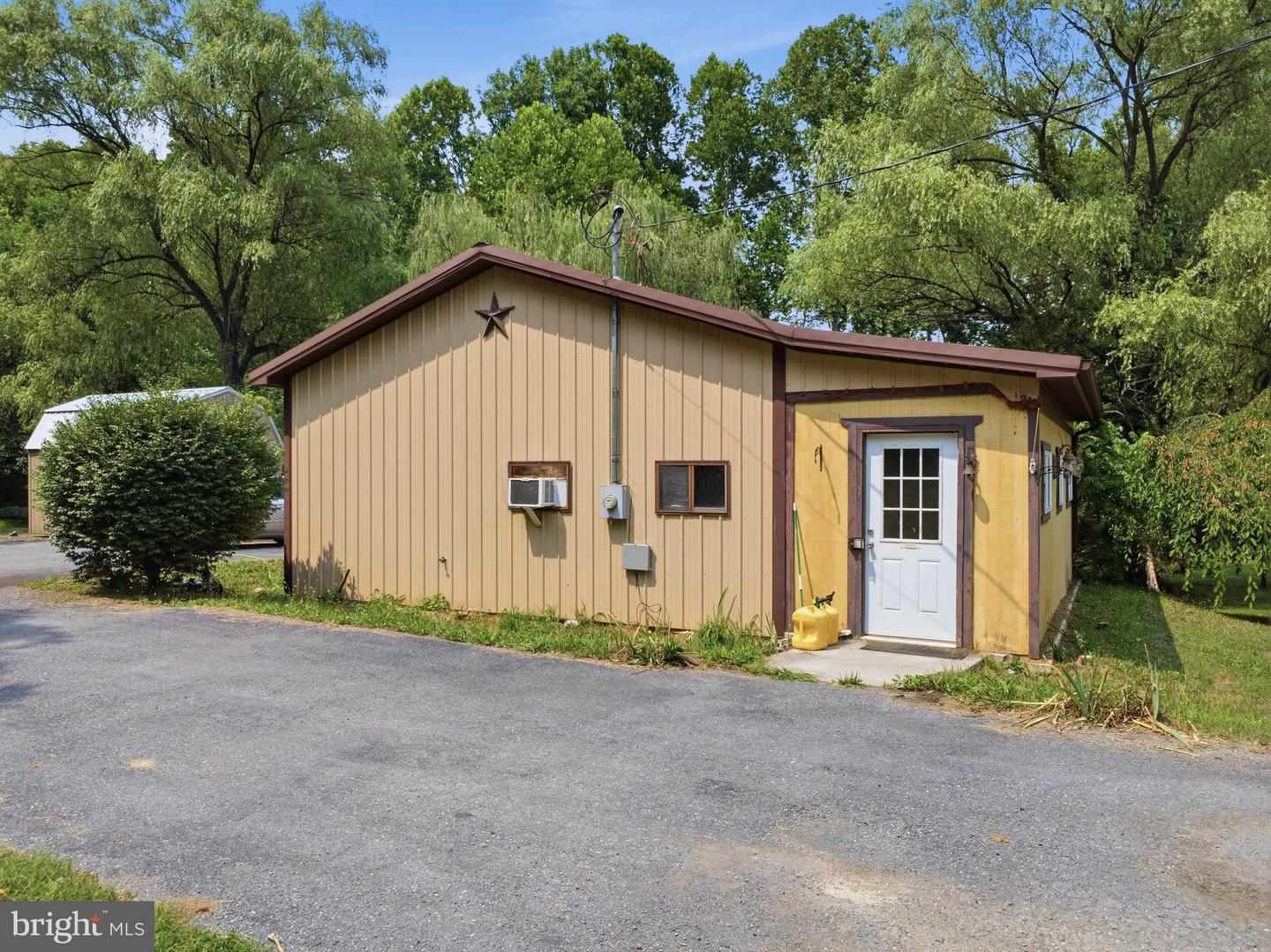 11181 And 11185 Hedgesville Rd Property Photo 47