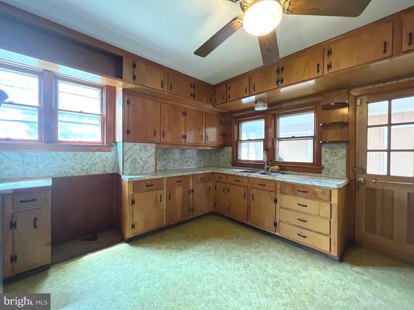 202 E Martin St Property Photo 5