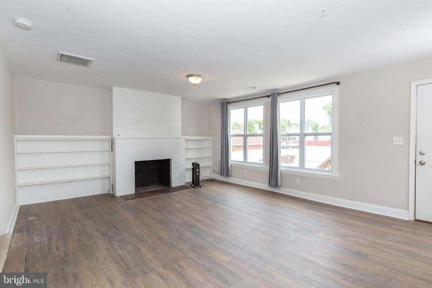 212 W Burke St #b Property Photo 4