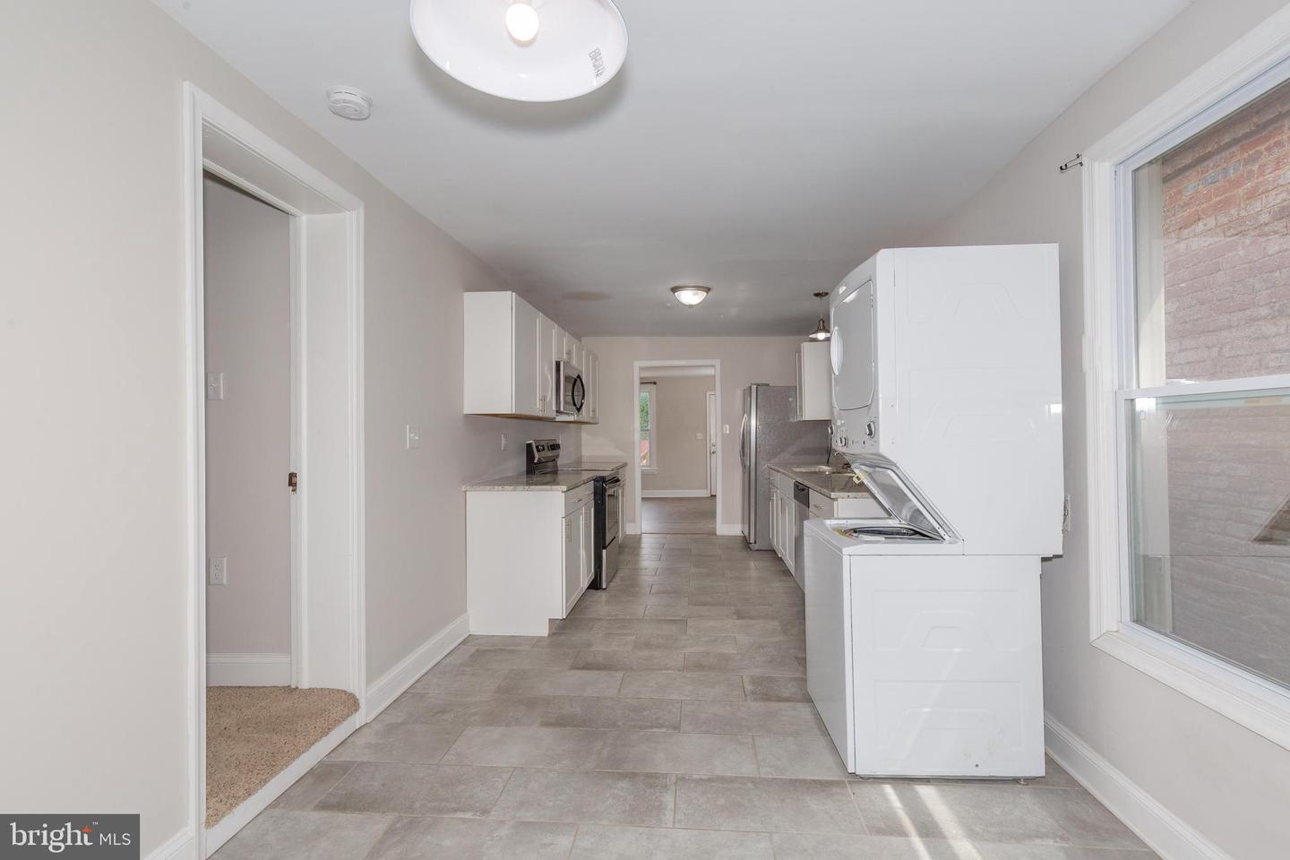 212 W Burke St #b Property Photo 5